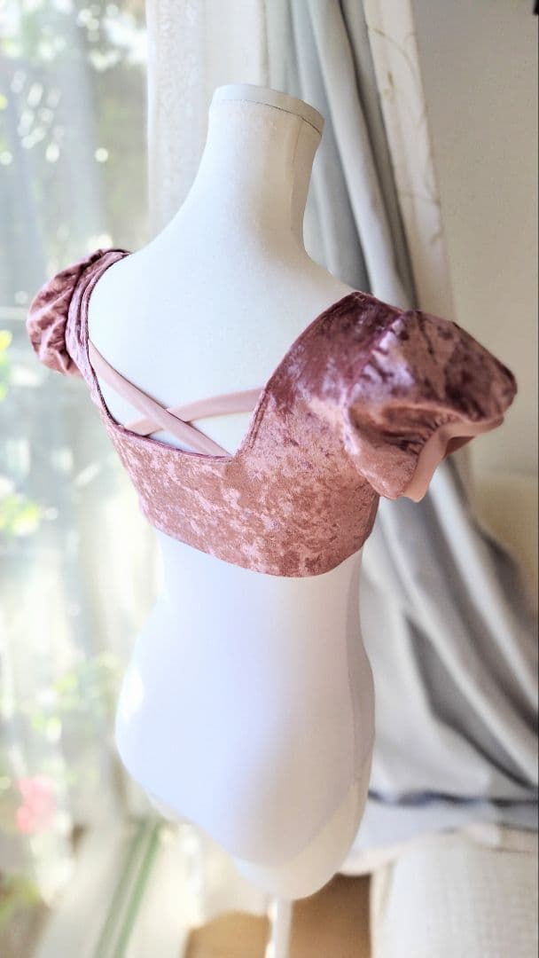 S～Mサイズ∕くすみピンククラッシュベロアのバッククロスリボン娘役レオタード白