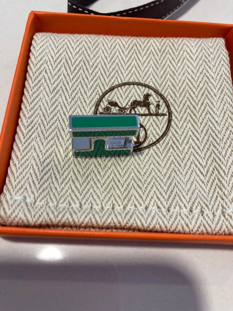 新品HERMESエルメス シングルピアス《H》ラッカーメタル パラディウム