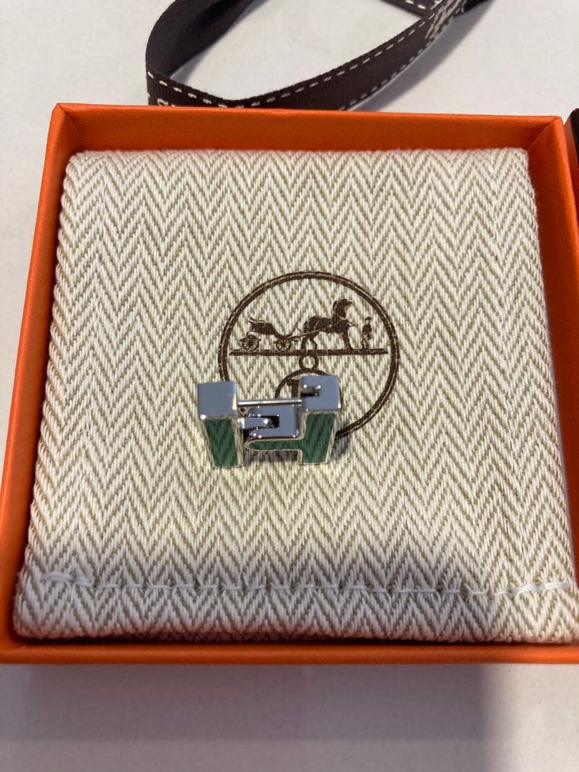 新品HERMESエルメス シングルピアス《H》ラッカーメタル パラディウム