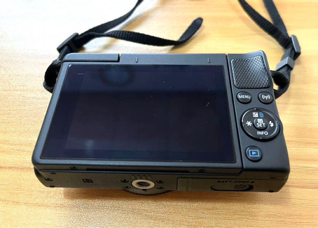 Canon EOS M100 ダブルズームキット ミラーレス一眼 ブラック