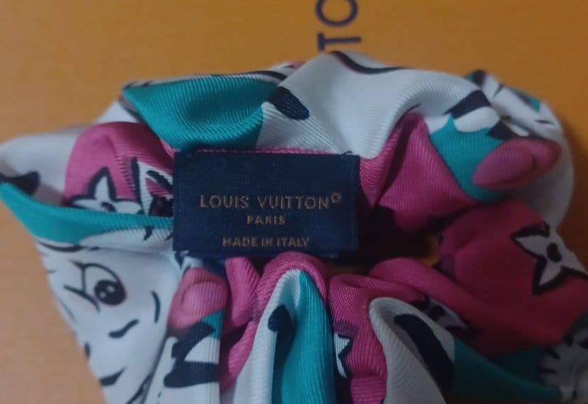 ルイヴィトン　シュシュ　アニモグラム　ゼブラ