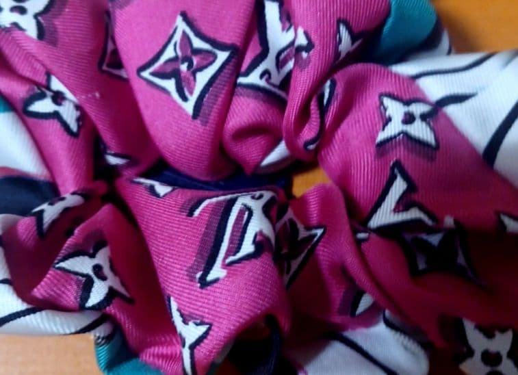 ルイヴィトン　シュシュ　アニモグラム　ゼブラ