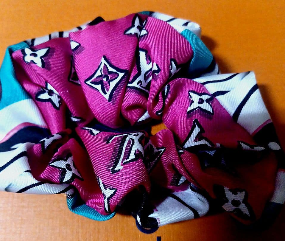 ルイヴィトン　シュシュ　アニモグラム　ゼブラ