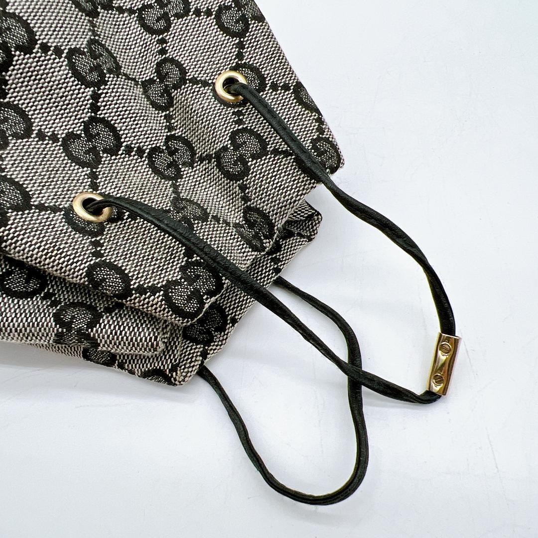 良品 GUCCI GGキャンバス プレート バニティポーチ 巾着 e650