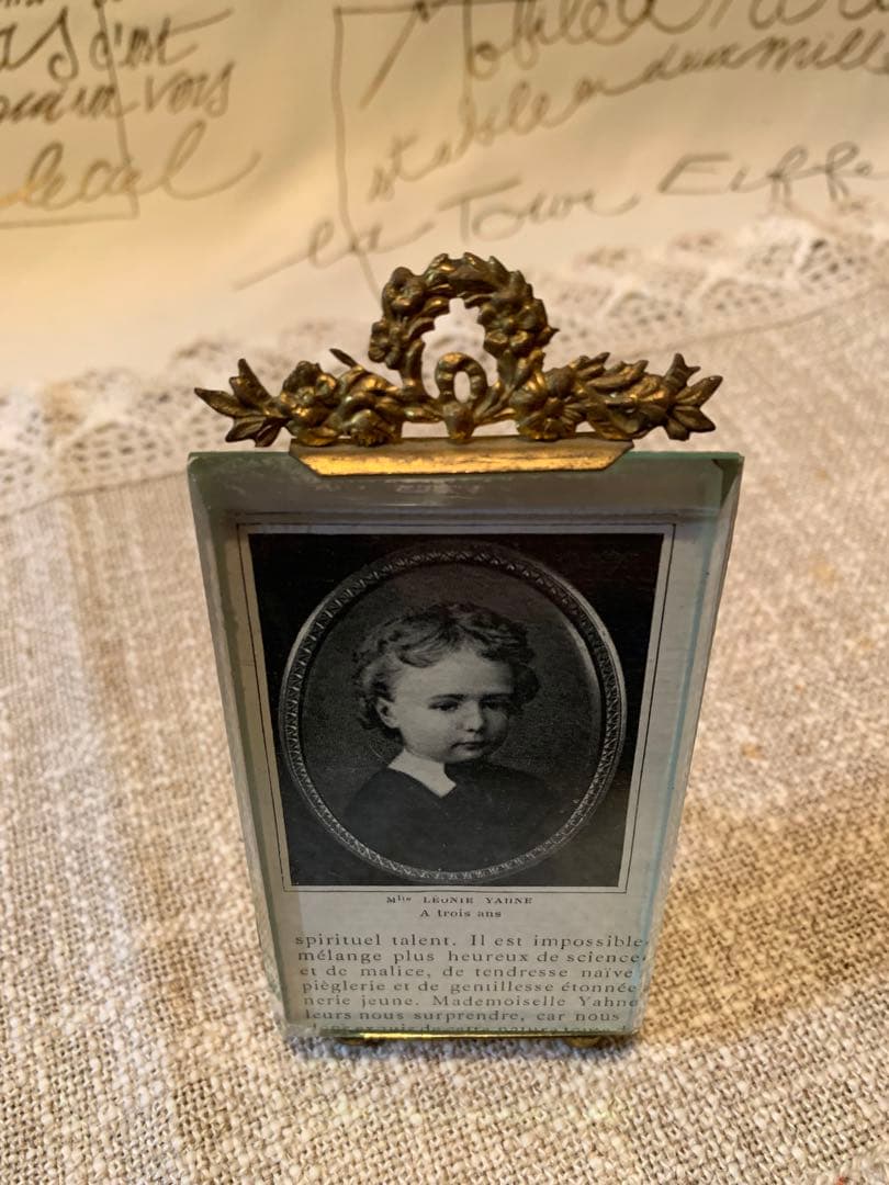 フランス製　アンティークの真鍮リボン細工が素敵な写真立て！写真も可愛いです！