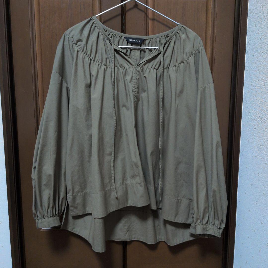 【リリ】OUR たっぷりギャザーのフレアブラウス　オリーブ