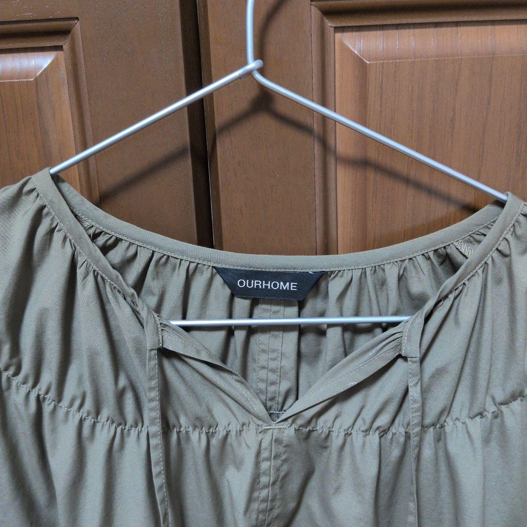 【リリ】OUR たっぷりギャザーのフレアブラウス　オリーブ