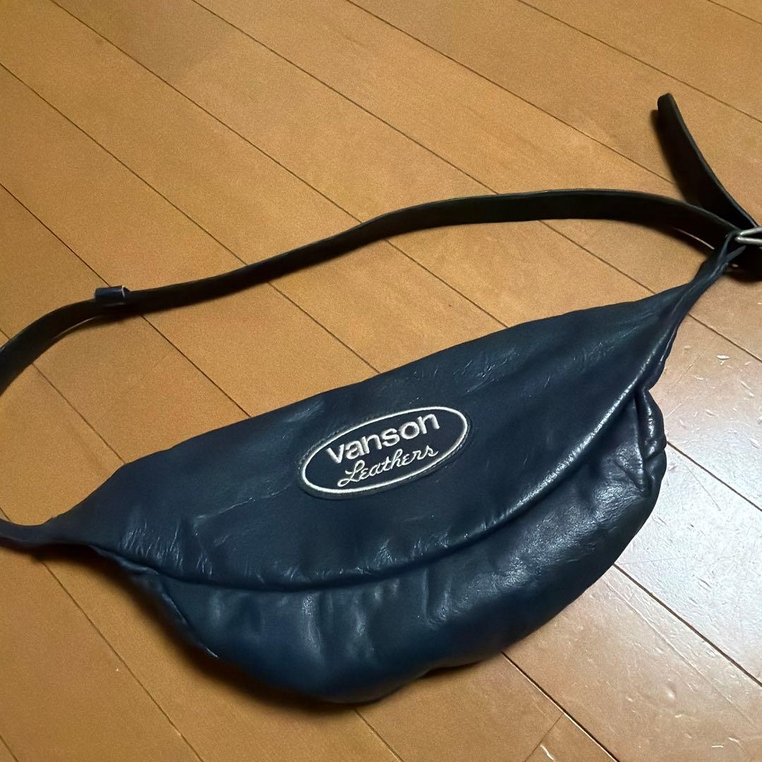 h*e様 vanson ×バックドロップ　別注ネイビーレザー ボディバッグ