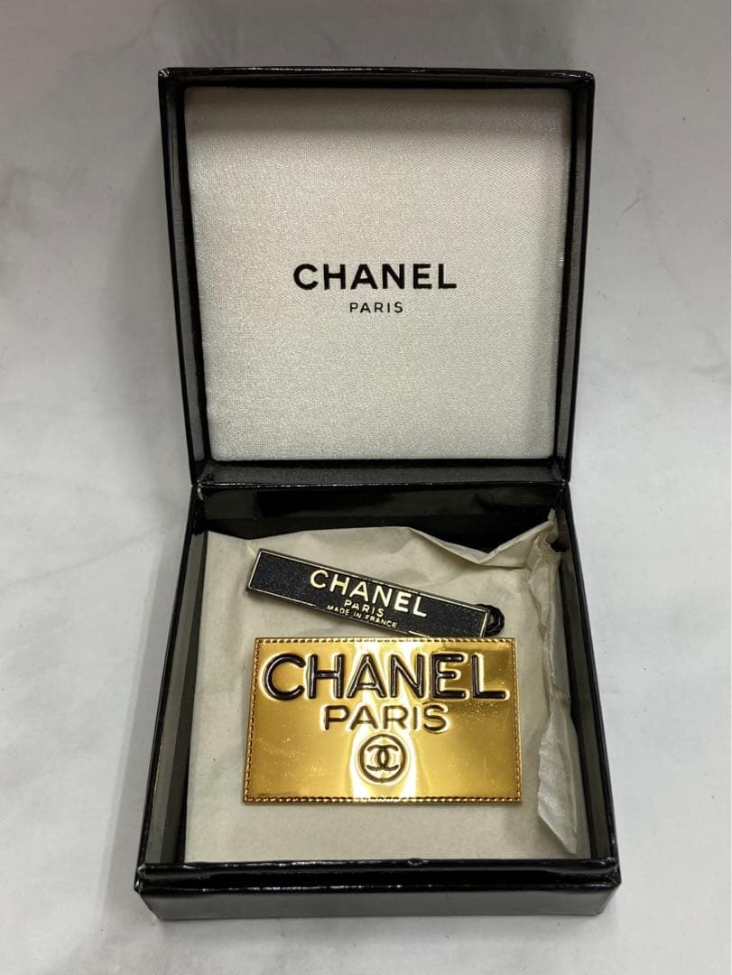 CHANEL プレートブローチ