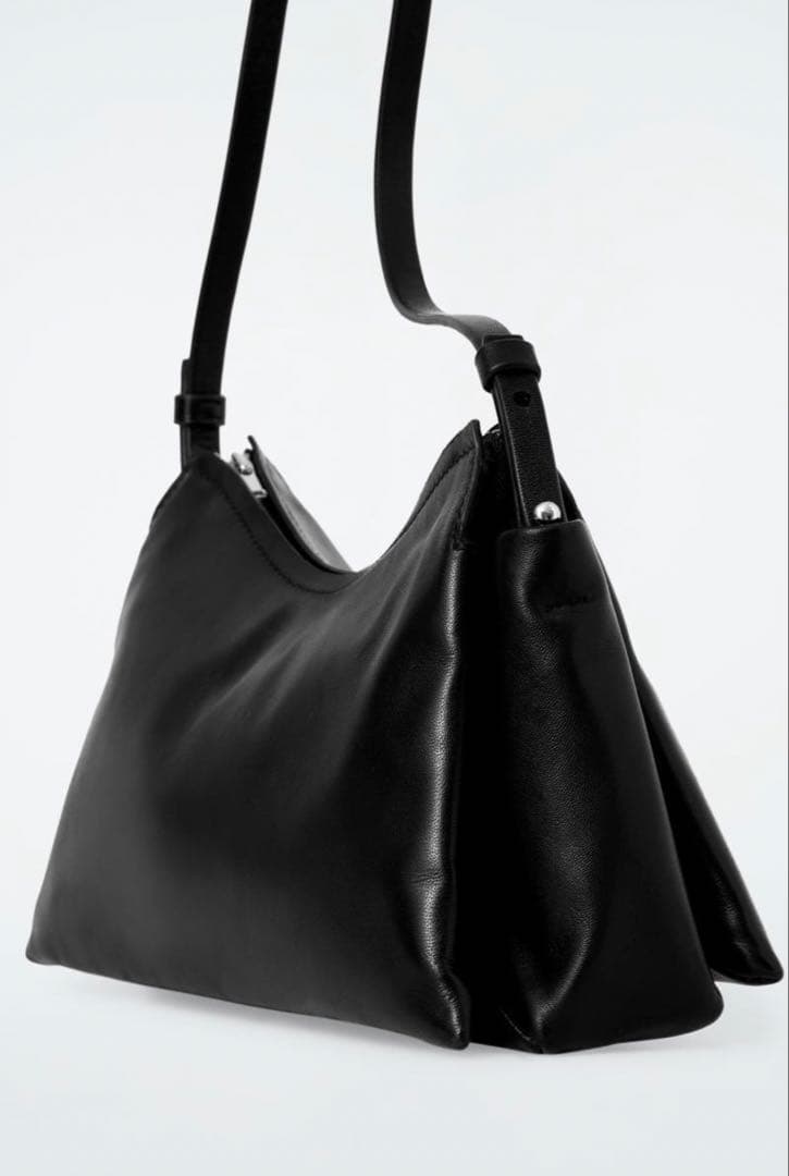 【完売品】COS TOMEミニクロスボディ　レザーブラック