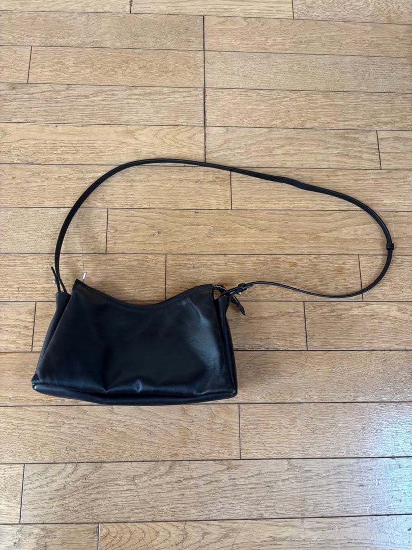 【完売品】COS TOMEミニクロスボディ　レザーブラック