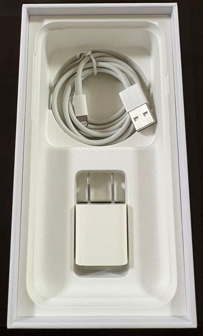 【匿名配送込】iPhone 8 64GB SIMフリー 箱ケーブル充電器付属