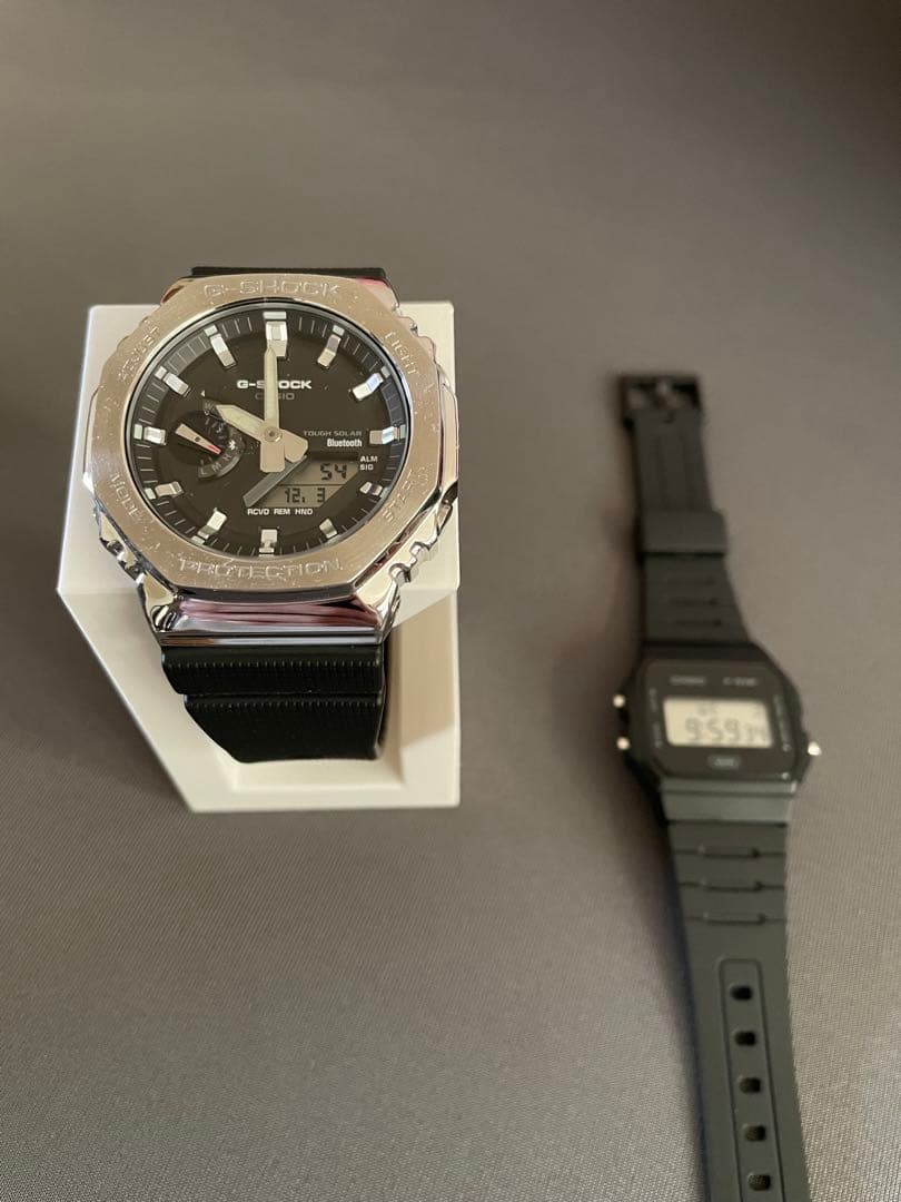 腕時計【G-SHOCK GBM-2100-1AJF】と【CASIO F-91W】