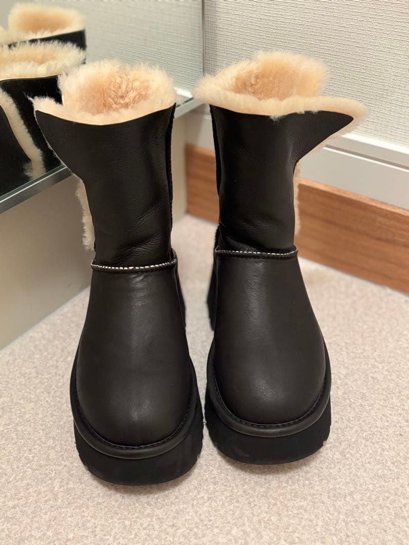 UGG ブラック 厚底ムートンブーツ　Esmee Leather Boot