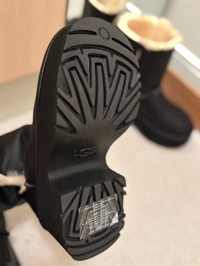 UGG ブラック 厚底ムートンブーツ　Esmee Leather Boot