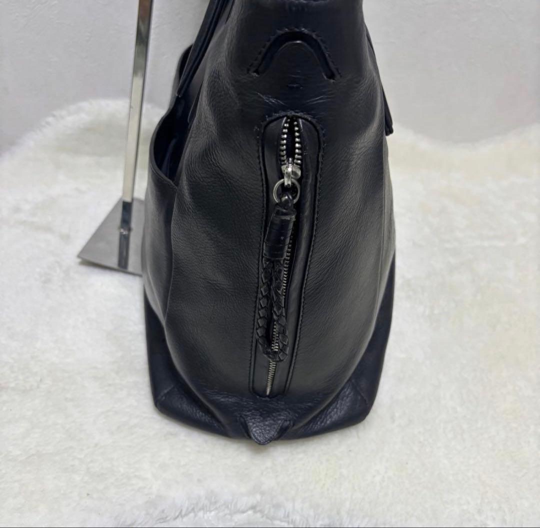 Pid トートバッグ A4可能 ブラック 撥水 革 チャーム付　肩掛け