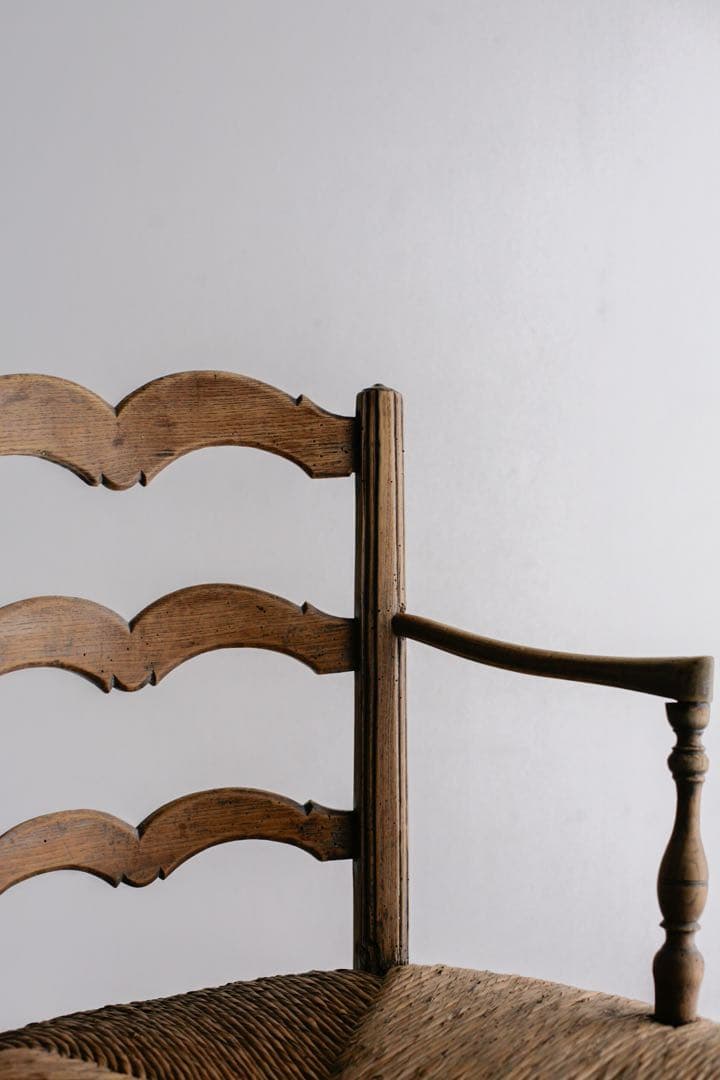 フランスアンティーク　パイン材　ラッシュ編みチェア　肘掛け　無垢材　ブロカント