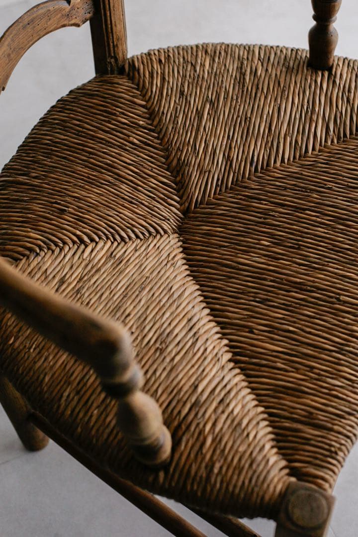 フランスアンティーク　パイン材　ラッシュ編みチェア　肘掛け　無垢材　ブロカント