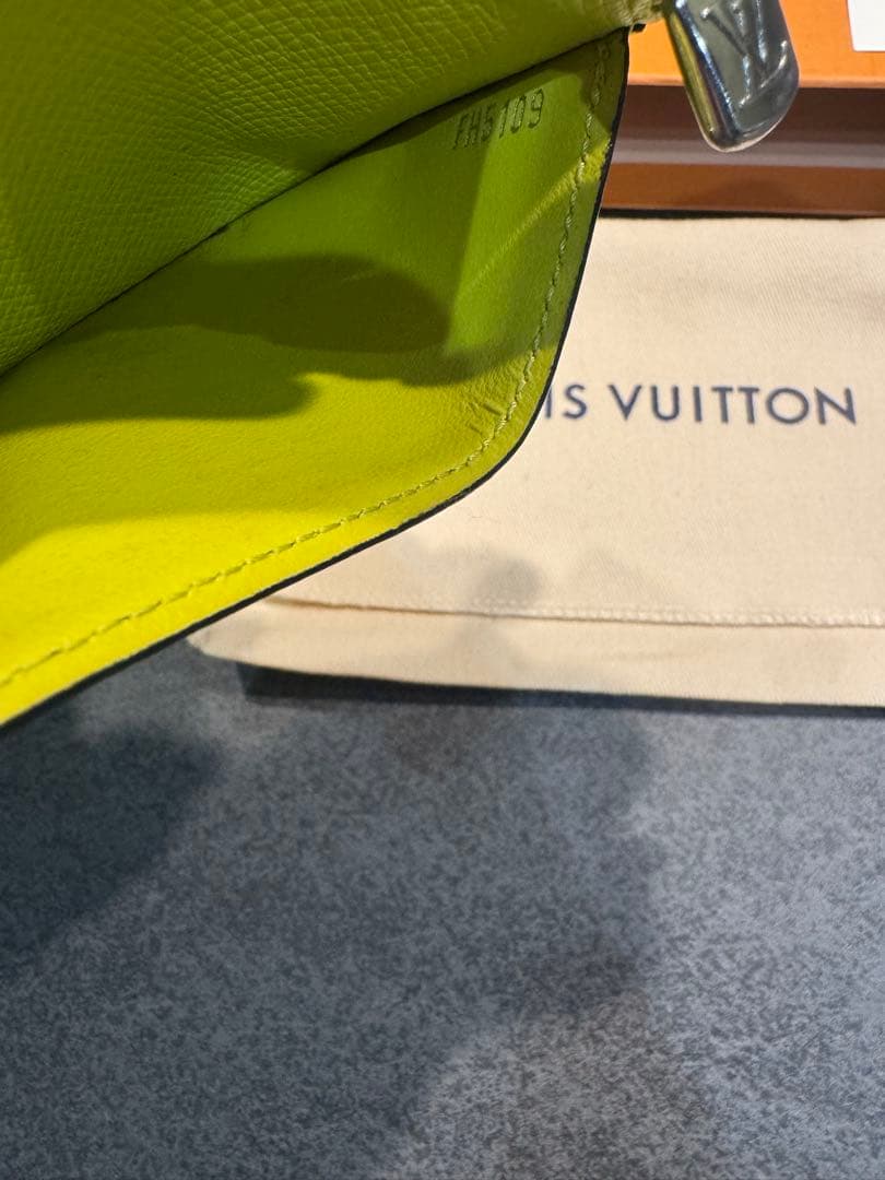 希少！ルイヴィトンカードフォルダーミニウォレットネオンカラー
