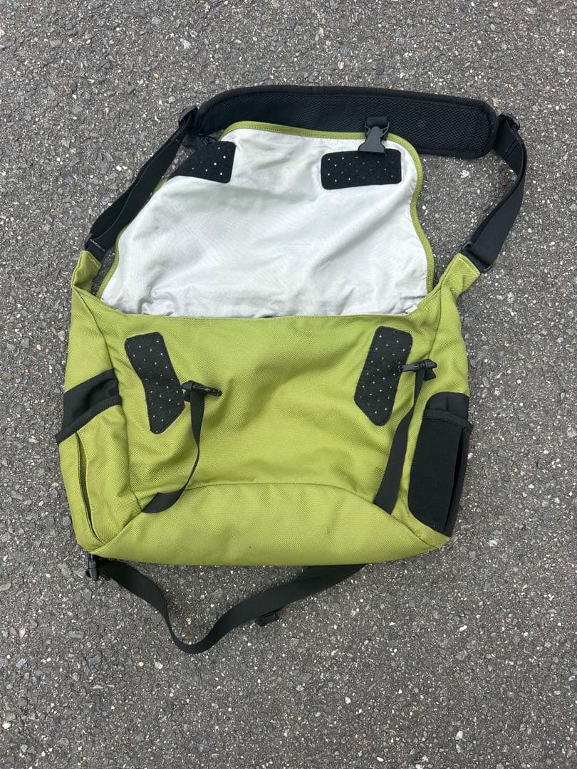 Patagonia ハーフマスバッグ　メッセンジャーバッグ グリーン