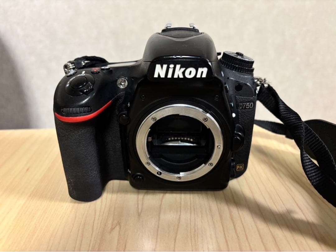 Nikon ニコンD750 デジタル一眼レフカメラ　バッテリー　ストラップ付き