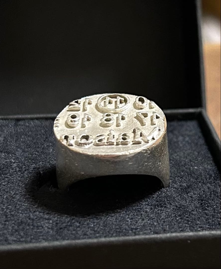 い*ら様 【Maison Margiela】ロゴスタンプ エングレイブドシグネッ