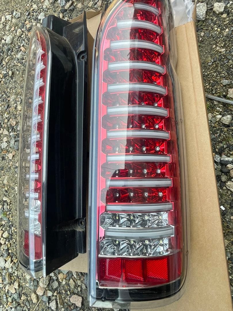 ハイエース 200系　テールランプ 赤/クリア 2個セット　LED
