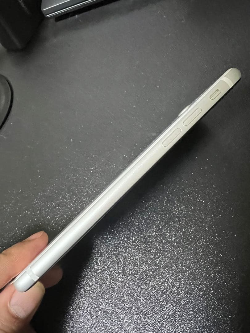 「美品」iPhone SE (第2世代) 充電ケーブル付SIMフリー