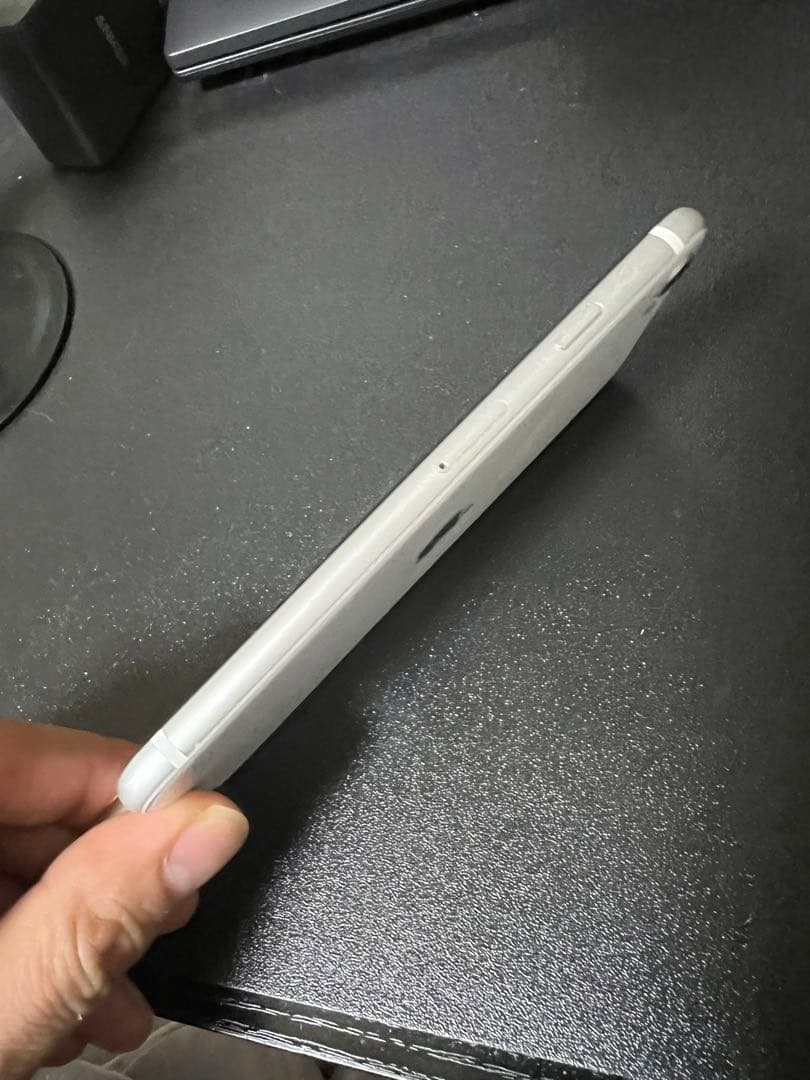 「美品」iPhone SE (第2世代) 充電ケーブル付SIMフリー