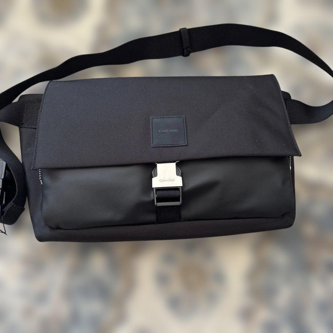 新品タグ付き  メッセンジャースリングバッグ ナイロン