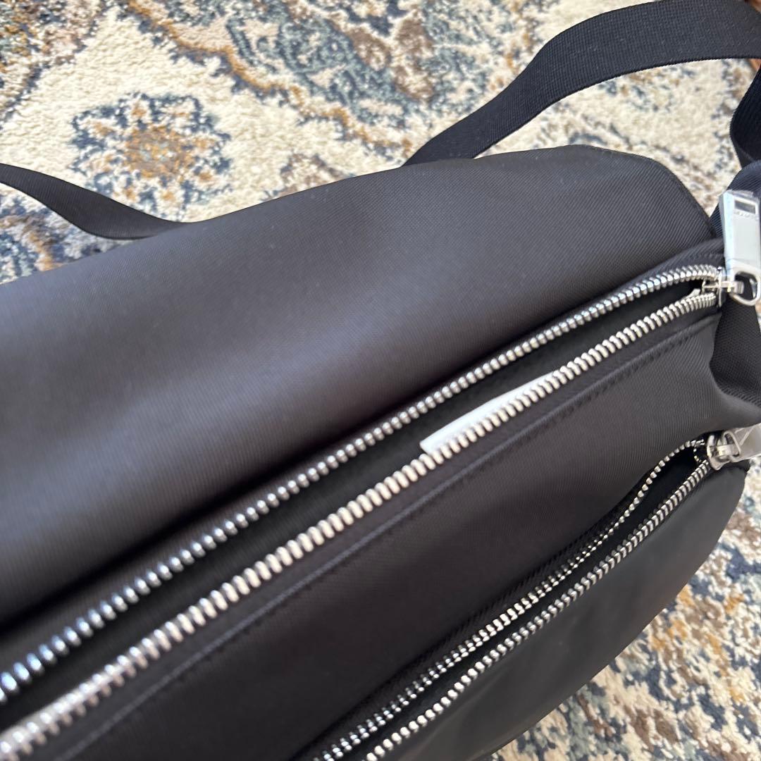 新品タグ付き  メッセンジャースリングバッグ ナイロン