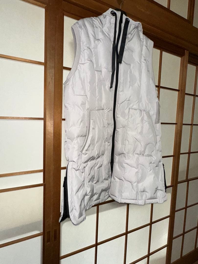 新品タグ付フード付ダウン入りキルティングジレ　ライトグレー　両サイドスリット入