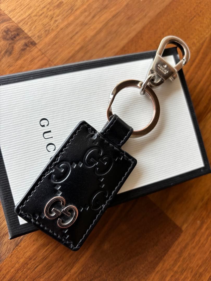 GUCCI グッチ GGロゴエンボス シマ柄 キーホルダー キーリング