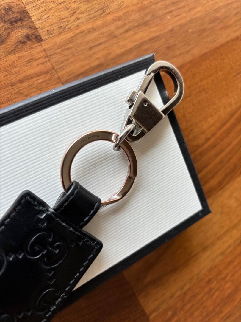 GUCCI グッチ GGロゴエンボス シマ柄 キーホルダー キーリング
