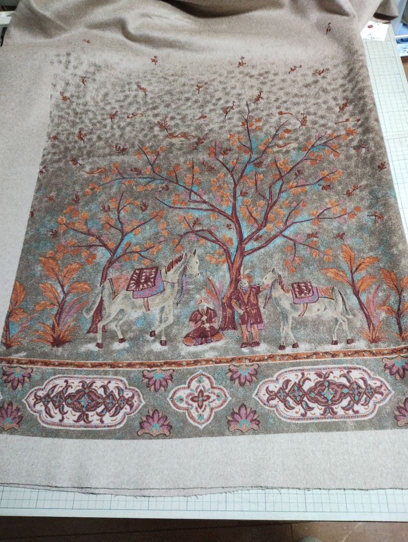 カシミヤ生地 馬と木の模様 2m