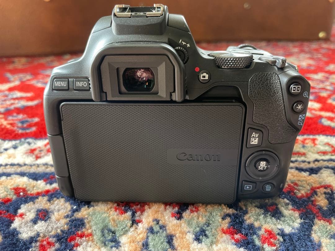 状態良い　キャノン EOS Kiss X10 マイク、予備バッテリーおまけ多数