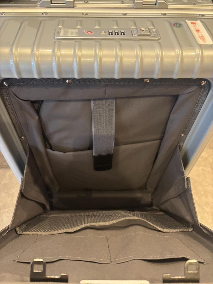 リベティ多機能キャリーケース【エナメルシルバー Sサイズ】