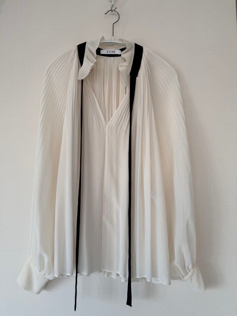 リュンヌ　プリーツ　シフォンブラウス　ブラックリボン