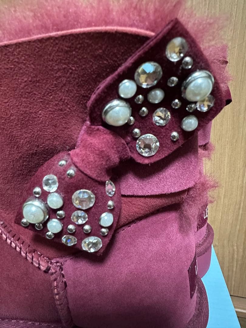 UGG バーガンディ ムートンブーツ リボン付き　美品
