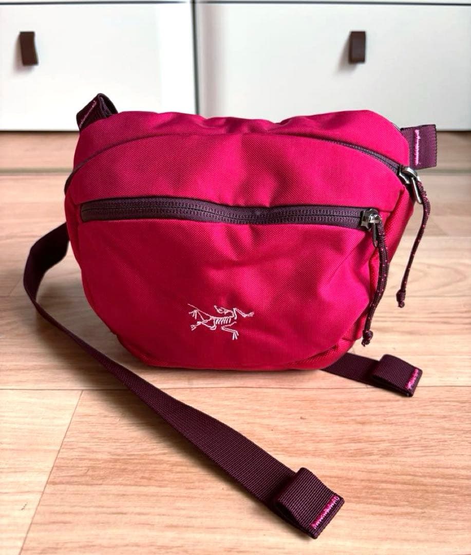 ほぼ未使用⭐︎アークテリクス マカ ショルダーバッグ ピンク ウエストポーチ