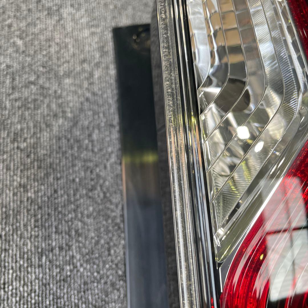 ニッサン　セレナ　リヤコンビネーションランプユニット　右