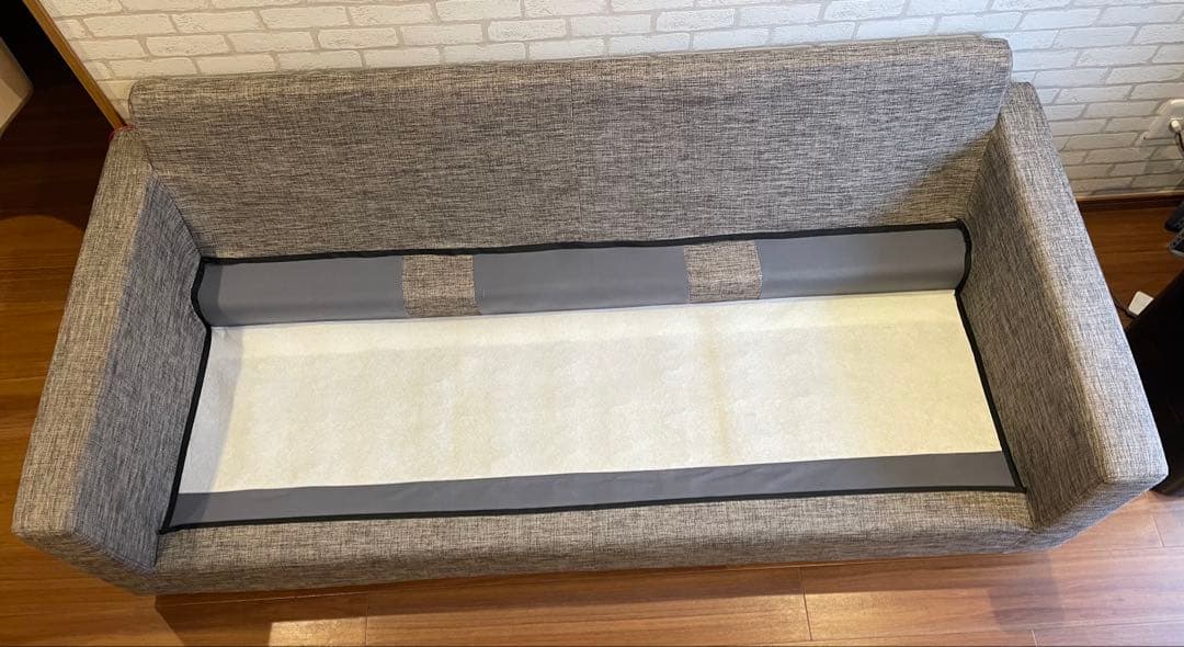 シンプルなデザインのグレー系ファブリック3人掛けソファ