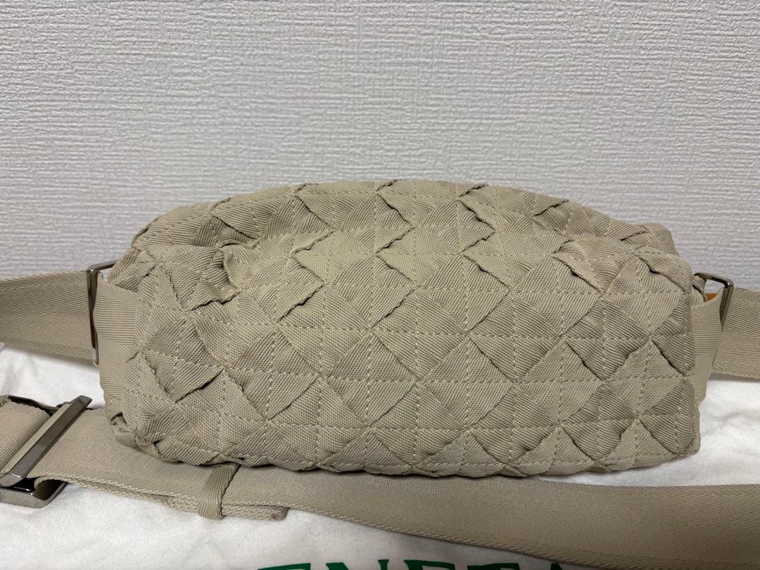BOTTEGA VENETA ベージュ ボディバッグ　ウェビング　ボッテガ