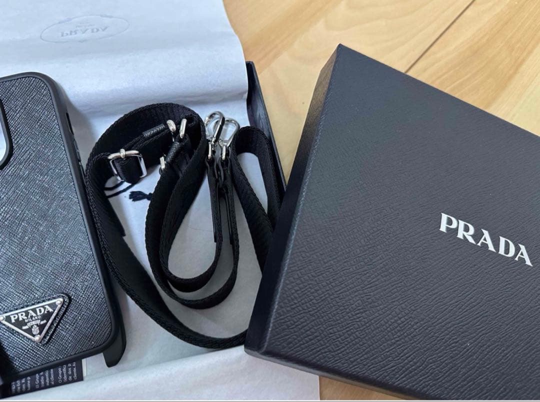 PRADA iPhone14proケース ストラップ付き
