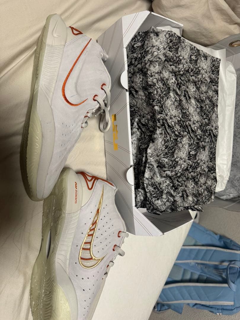 LEBRON XXI。EP 9.5 US ホワイト/オレンジ