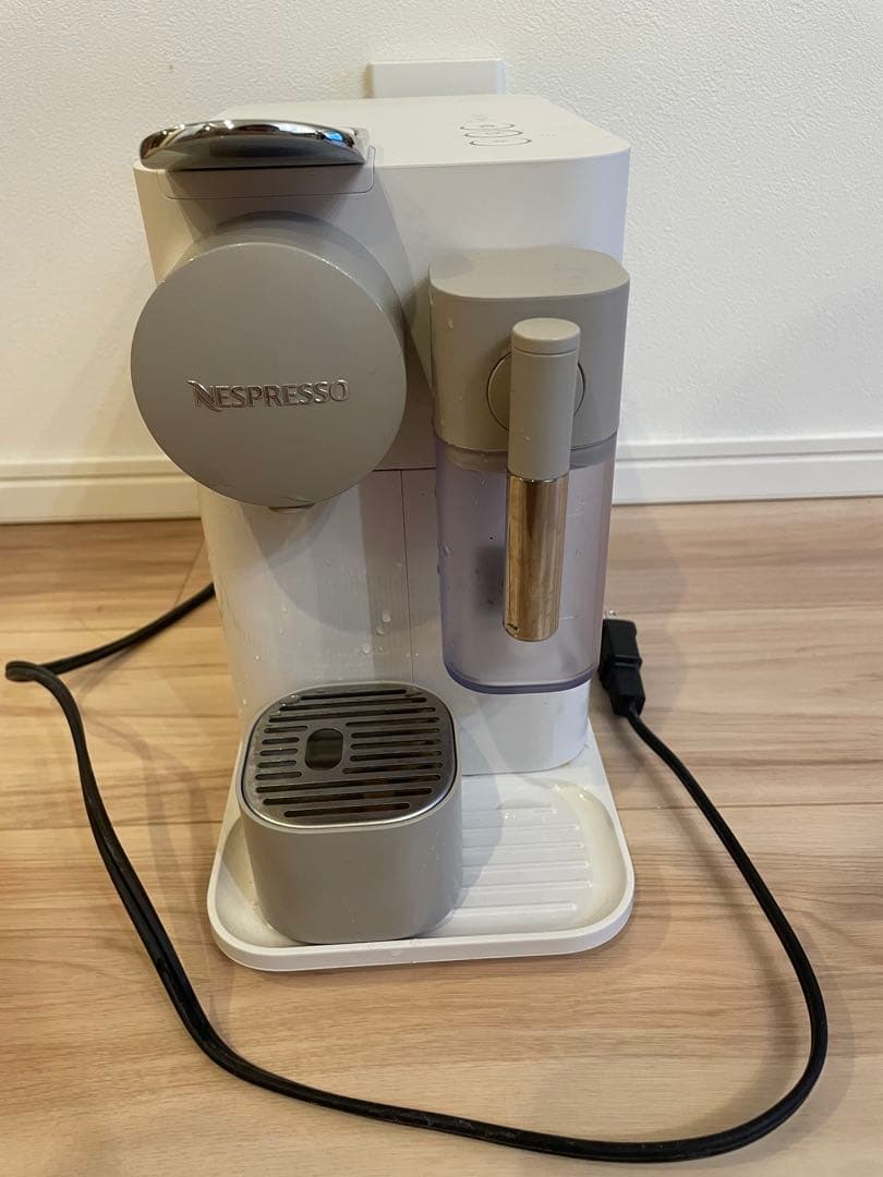 Nespresso コーヒーメーカー ホワイト　カプセル式　ラティシマワン