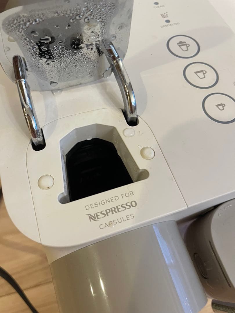 Nespresso コーヒーメーカー ホワイト　カプセル式　ラティシマワン