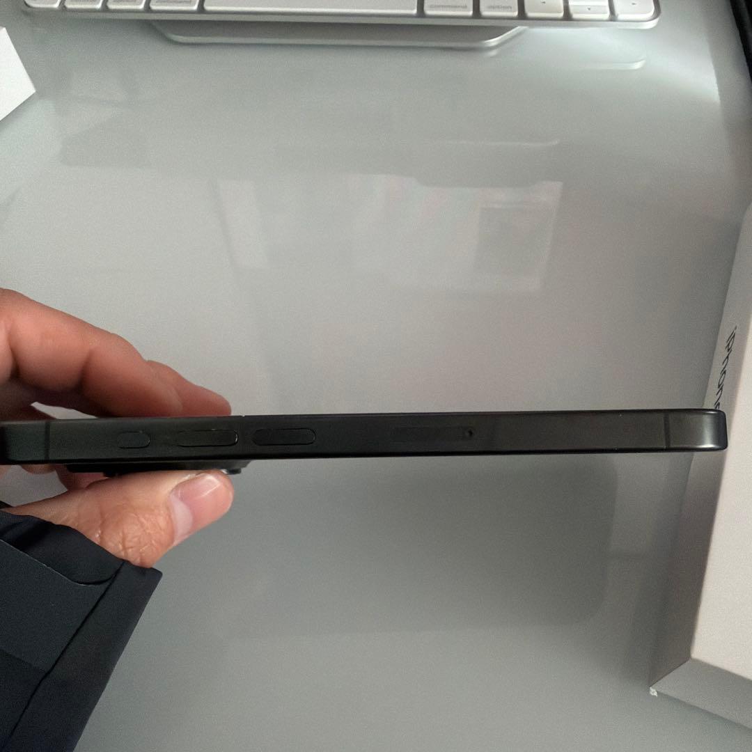 Apple iPhone 15 Pro ブラックチタニウム / 256GB