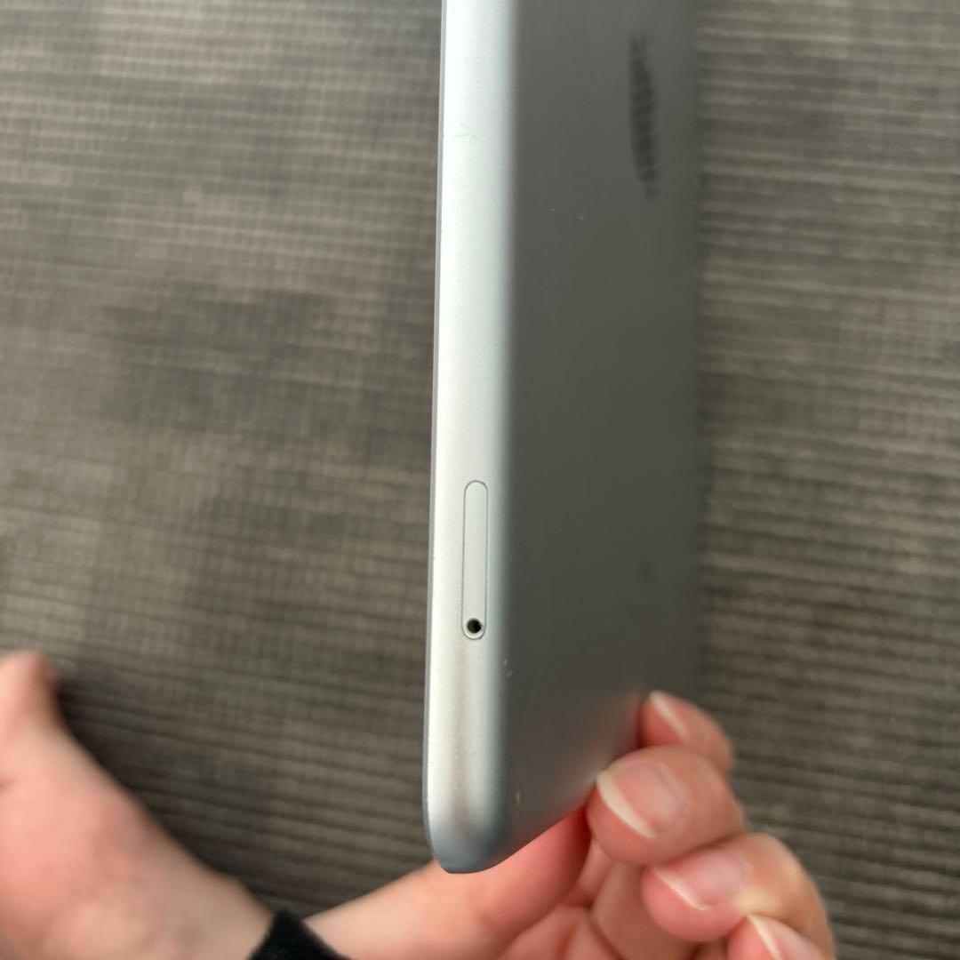 iPad 第5世代 9.7 Wi-Fi + Cellular 32GB カバー付