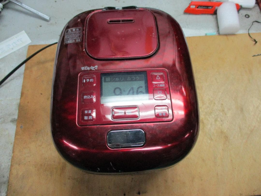 赤いデジタル炊飯器 予約機能付き